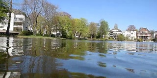 阿尔斯特湖的美景，湖水在湖心荡漾