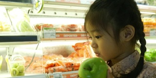 小女孩在超市里玩得很开心
