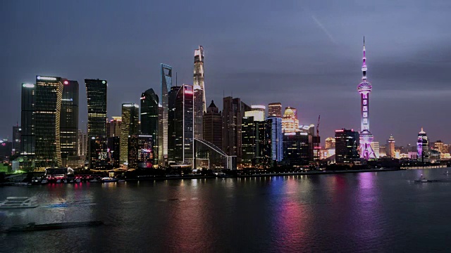 T/L WS HA View of Shanghai Skyline, Day to Night Transition /上海，中国