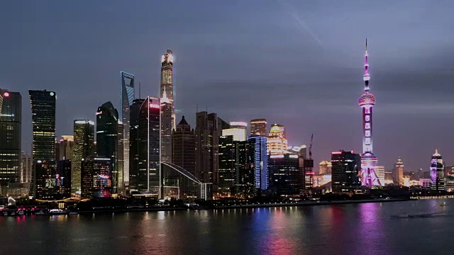 T/L WS HA PAN View of Shanghai Skyline, Day to Night Transition /上海，中国