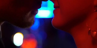男女朋友在派对上接吻，一夜情，激情，亲密
