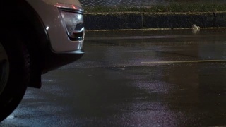 雨天在城市道路上行驶的车辆。汽车在高速公路上行驶，大雨倾盆。城市晚上天气潮湿。视频素材模板下载