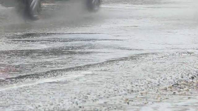 雨天在城市道路上行驶的汽车。