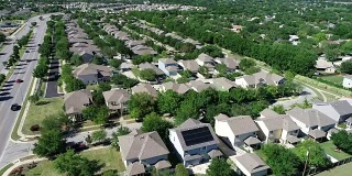 太阳能电池板在一所房子在郊区社区北奥斯汀，得克萨斯州生长圆形岩石，得克萨斯州