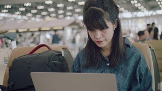 用笔记本电脑工作的亚洲女性。视频素材模板下载