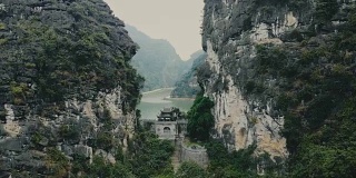 古老的庙宇中国庙宇在岩石在Tam Coc