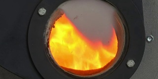 炉子中的火用于生物质燃烧