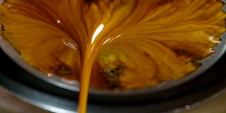 咖啡从浓缩咖啡机滴下来的慢镜头。