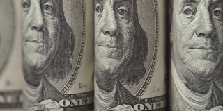美国美元。百元美钞上富兰克林的肖像在这个画框里移动。现金。钱的背景。特写镜头