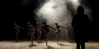 编舞在黑暗中教孩子们跳芭蕾。