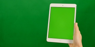 绿色背景上的空白绿色屏幕平板电脑。