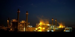 夜景工业发电厂和石油化工厂。4K分辨率
