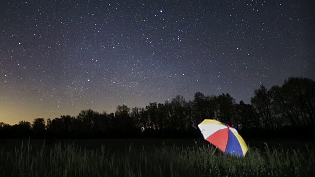 时间流逝流星雨在伞在野外