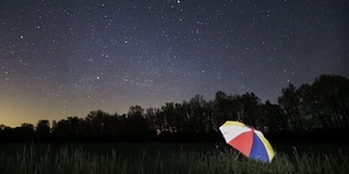 时间流逝流星雨在伞在野外