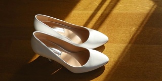 为女人准备的白色婚礼鞋