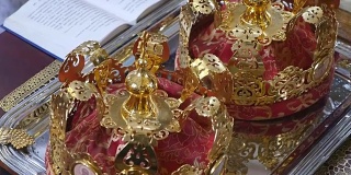 婚礼仪式的教堂属性。金冠在祭坛上。牧师的属性。教堂内部