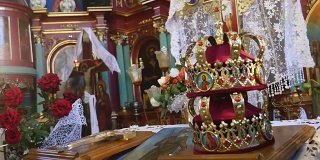 婚礼仪式的教堂属性。金冠在祭坛上。牧师的属性。教堂内部