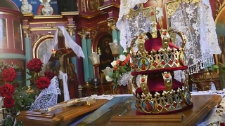 婚礼仪式的教堂属性。金冠在祭坛上。牧师的属性。教堂内部视频素材模板下载
