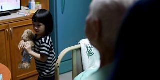 小女孩在医院里抱着泰迪熊
