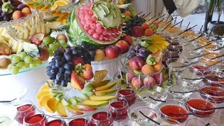 婚礼自助餐桌上各种新鲜水果。水果和浆果婚礼餐桌装饰。自助餐接待，果酒，香槟。婚礼装饰桌子视频素材模板下载