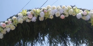 婚礼拱门上装饰着鲜花。近距离