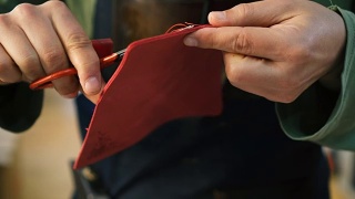 工匠从皮革制品上剪针视频素材模板下载