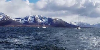 游艇在暴风骤雨的挪威海上