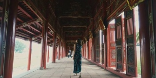 行走在中国古代皇城中的女子