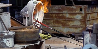 在工厂里烧金属零件是慢动作