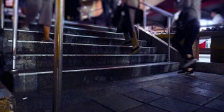 夜间在城市楼梯上行走的通勤者