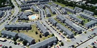 一架无人机正在德克萨斯州圣马科斯的Apartments Condos New Development上移动