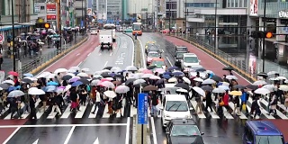 日本东京新宿商务区，日本人拥挤在新宿JR车站大楼之间的街道上。