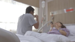 4k:住院使用生理盐水容量输注泵的患者视频素材模板下载