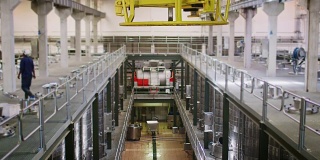 一个现代酿酒工厂的倾斜镜头