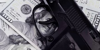 犯罪背景，黑枪是一张旋转百元钞票