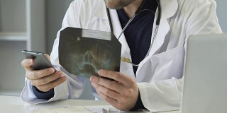 医生通过x光检查鼻骨，用手机与病人交谈