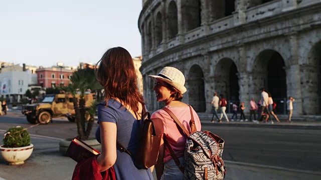 女游客在罗马:竞技场旁边