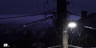 暴雨，雷雨在城市房屋和电线杆上照明