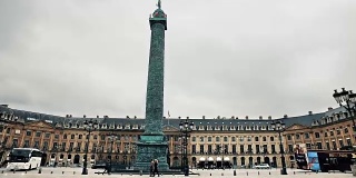 著名的旺多姆广场上有纪念拿破仑在奥斯特里茨胜利的铜柱，电影镜头