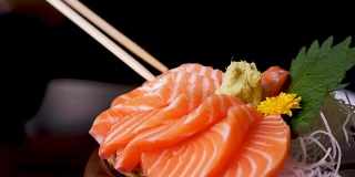 近景的生鱼片鲑鱼在日本餐厅