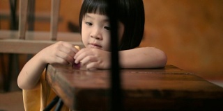创意:可爱的小女孩在桌子上玩