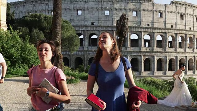 女游客在罗马:竞技场旁边