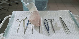 医生挑选手术工具