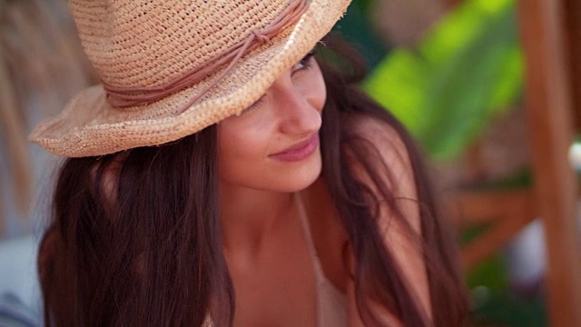 年轻的黑发女人放松在夏季热带岛屿度假