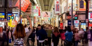 4K时间间隔——大阪南波街市场拥挤的人群