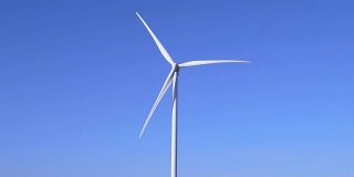 清洁能源，现代风车旋转和产生可持续的动力在天空的背景慢镜头
