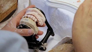 牙颌修复医生的牙齿修复颜色视频素材模板下载