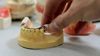 在牙科实验室里，医生根据颌骨模型检查假牙视频素材模板下载