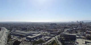 无人机拍摄到一架直升机飞过洛杉矶市中心