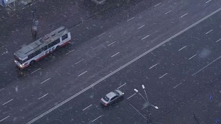 降雪覆盖了城市街道和汽车视频素材模板下载